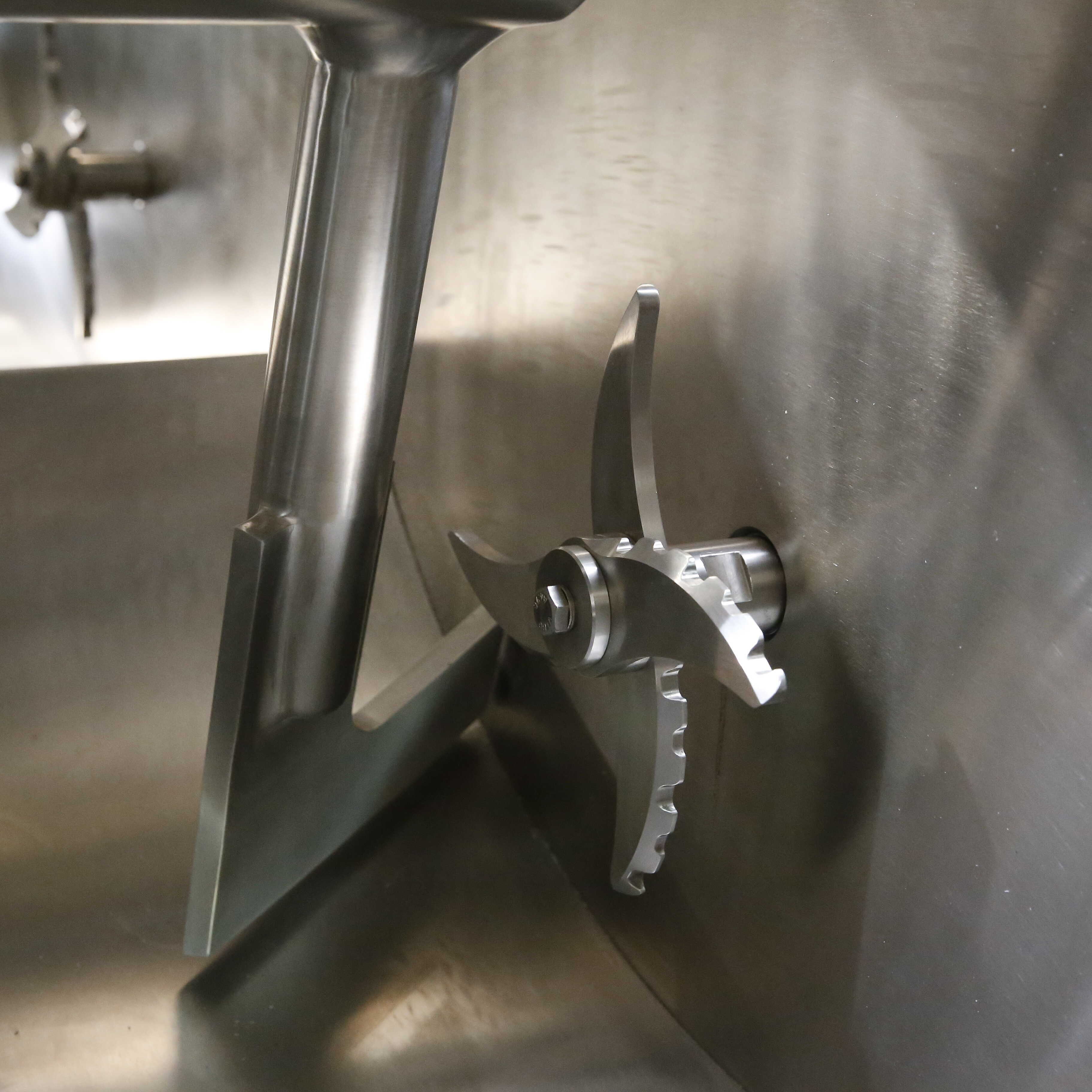 GMS混合机利用位于前端门的两组分散刀片进行食品配料的混合